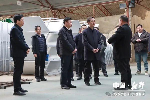 河南省工業(yè)和信息化廳到新野調(diào)研企業(yè)重大技術(shù)裝備研發(fā)生產(chǎn)與推廣應(yīng)用、智能制造等情況(圖3)